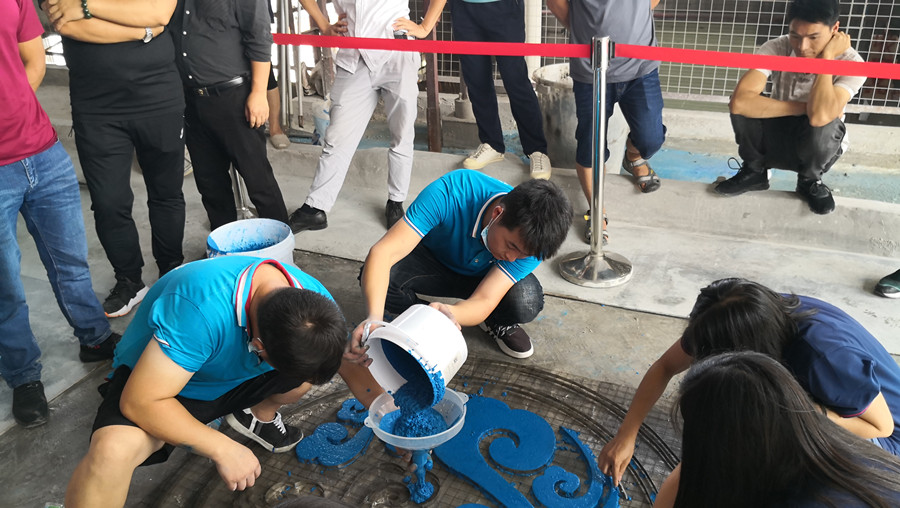 无机磨石蓝色部分摊铺