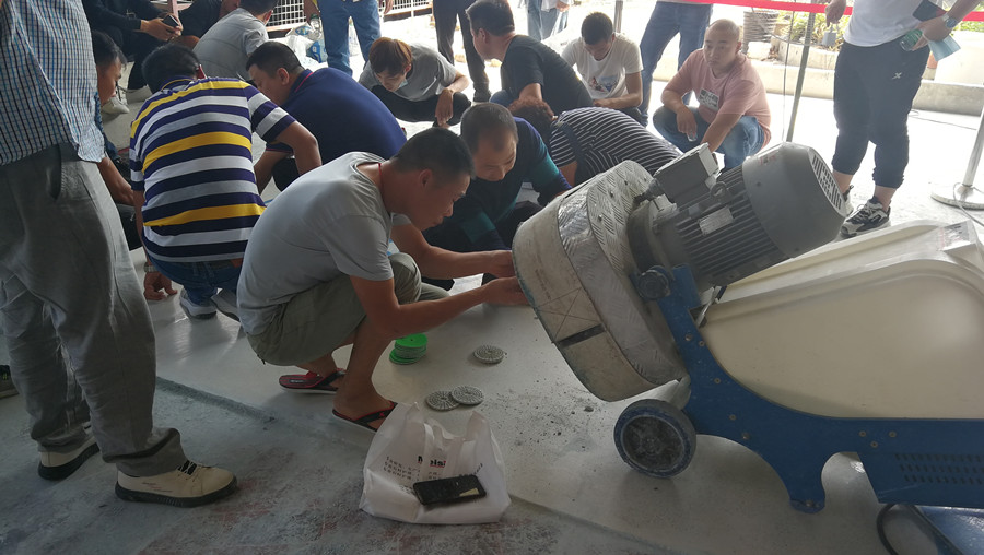 学员认真学习、研究