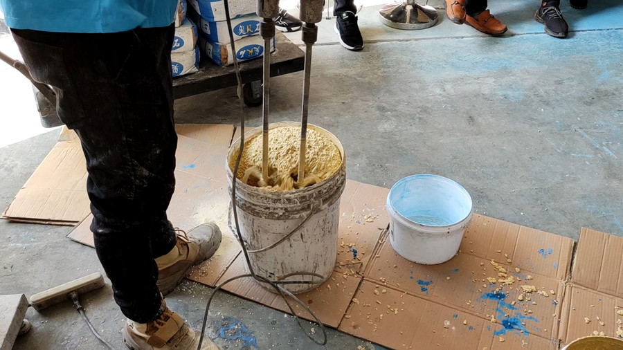 用双杆搅拌机充分搅拌砂浆 用双杆搅拌机充分搅拌砂浆