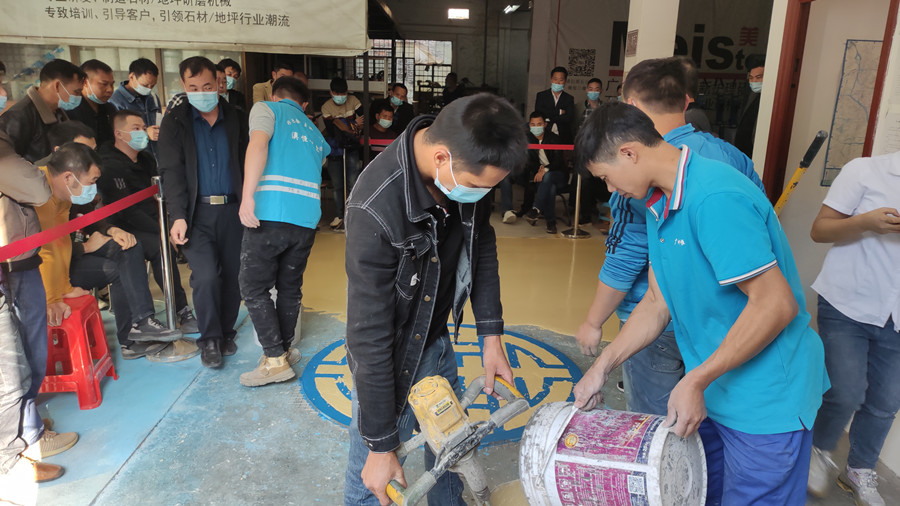 学员动手搅拌砂浆 学员动手搅拌砂浆