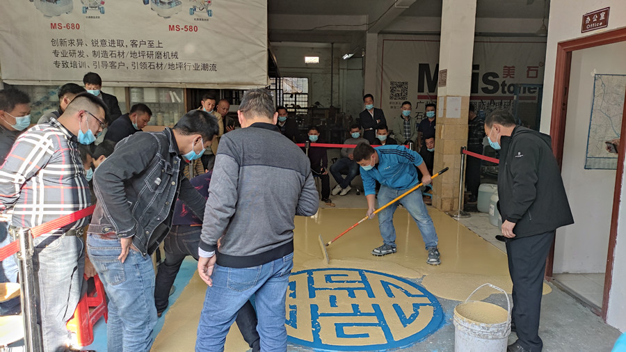 澳恒工作人员示范摊铺过程 澳恒工作人员示范摊铺过程