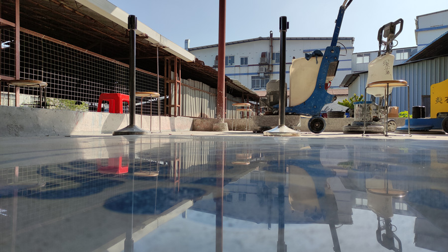 抛光后的样板呈镜面效果 抛光后的样板呈镜面效果