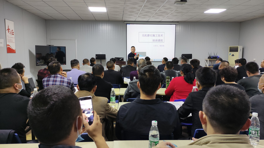 学员认真听澳恒杨总讲解理论知识 学员认真听澳恒杨总讲解理论知识