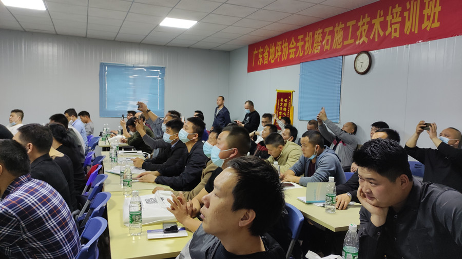 学员认真听讲、做笔记 学员认真听讲、做笔记