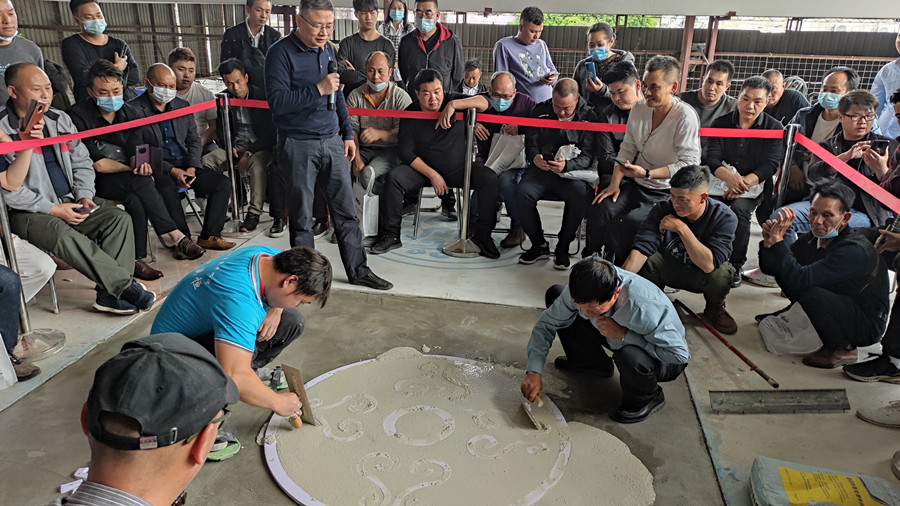 学员实操练习无机磨石摊铺 学员实操练习无机磨石摊铺