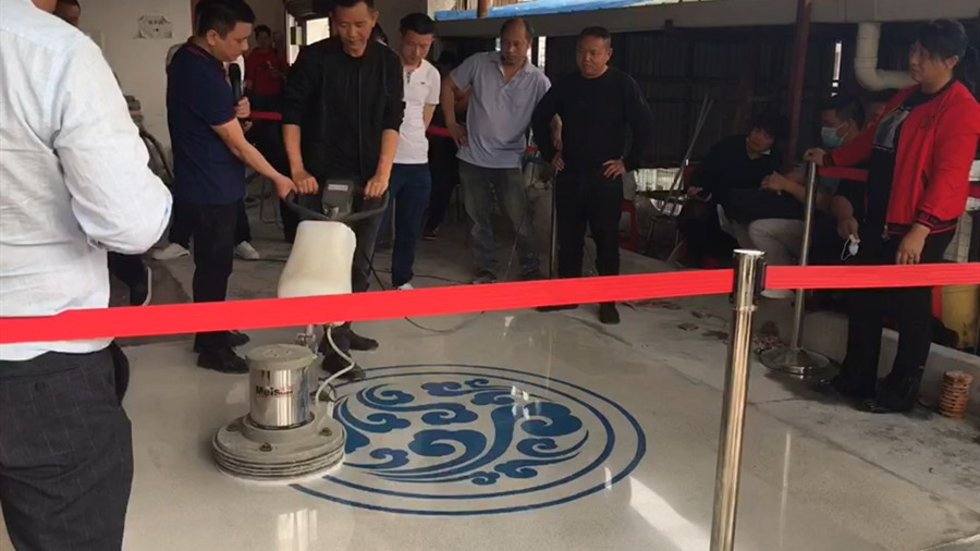 学员使用晶面机抛光 学员使用晶面机抛光