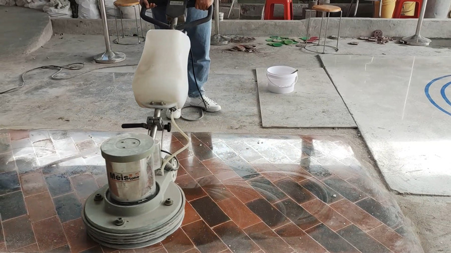 学员对红砖地板进行抛光 学员对红砖地板进行抛光