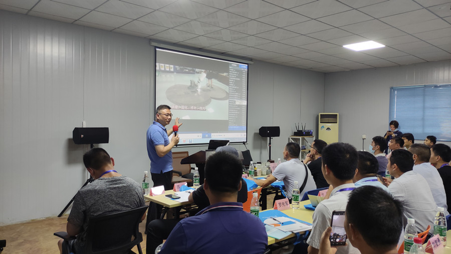 澳恒杨总为大家讲解理论知识