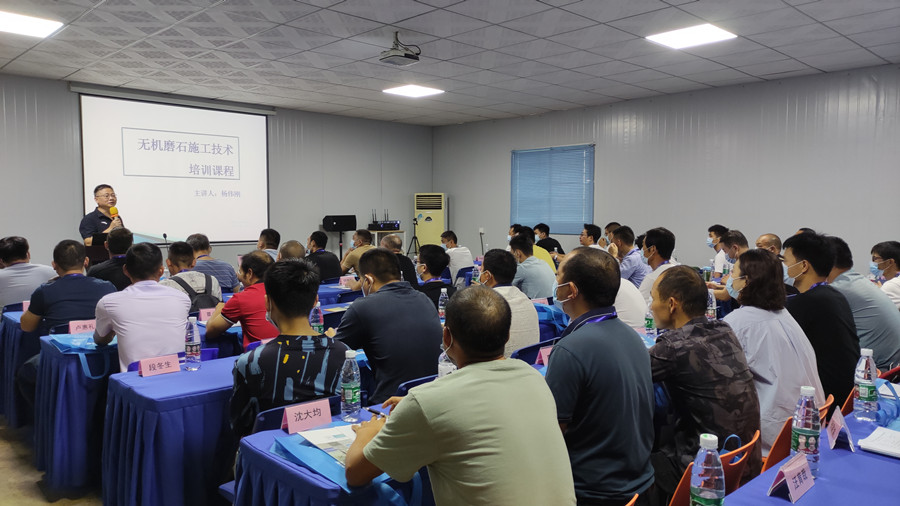 学员认真听杨总讲课