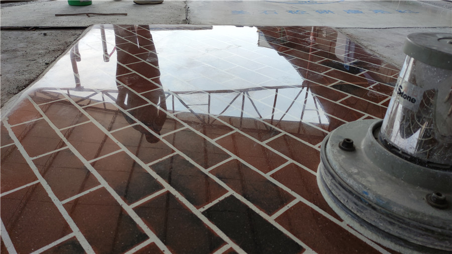 红砖研磨抛光呈镜面效果