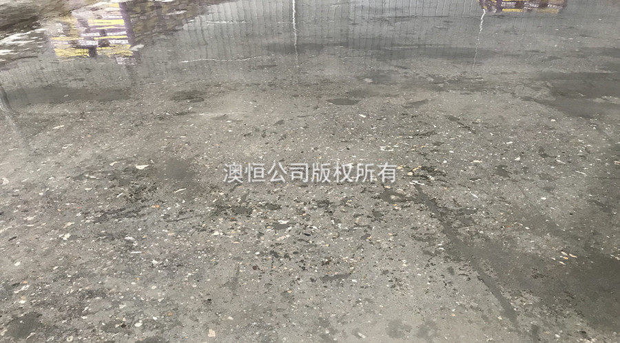 用AP-910 快速修补自流平水泥和密封固化剂翻新后的地面