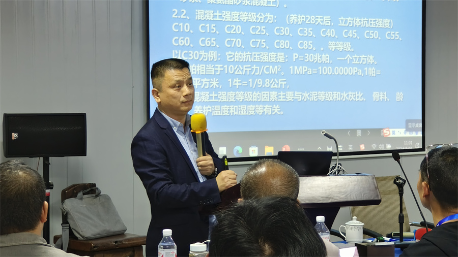 美石龚总为大家讲解理论知识