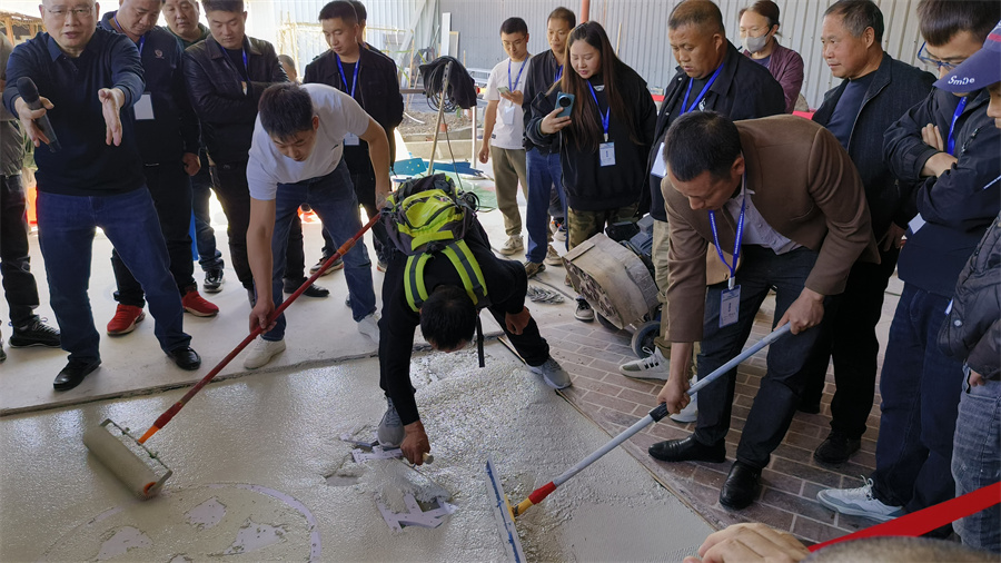 无机磨石摊铺现场